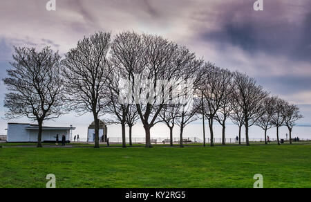 La silhouette des arbres en hiver le long de la promenade de l'historique Royal Esplanade le long du front de mer dans la région de Ramsgate, Kent, UK Banque D'Images