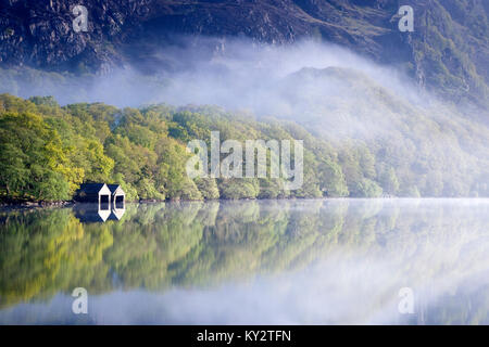 Rive arborée sur matin brumeux sur Llyn Dinas Lake dans le Parc National de Snowdonia Vallée Nantgwynant Gwynedd au nord du Pays de Galles au Royaume-Uni, la fin du printemps. Banque D'Images