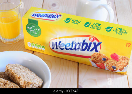 Un petit-déjeuner complet biscuit Weetabix produit au Royaume-Uni par Weetabix Limited depuis 1932 et l'un des plus populaires céréales en Grande-Bretagne Banque D'Images