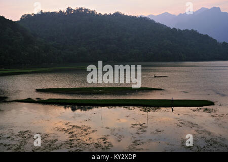 Coucher de soleil au Lac de Ba Be, parc national de Ba Be, le nord Vietnam Banque D'Images