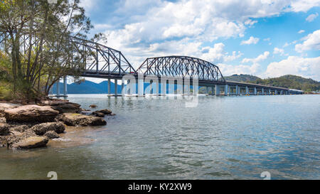 Le Pont Transbordeur tourbes original près de Brooklyn , se trouve à côté du pont de Brooklyn béton récents alors qu'ils traversent la rivière Hawkesbury Banque D'Images