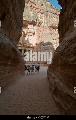 Moyen Orient, la Jordanie, Petra, UNESCO World Heritage Site. Le Conseil du Trésor El-Khazneh, comme vu à partir de la fin de l'Al-Siq l'entrée principale dans la ville. Une 120 Banque D'Images