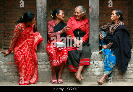 Les femmes âgées reste dans un temple à Bhaktapur. Banque D'Images