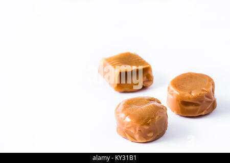 Bonbons au caramel caramel isolé sur fond blanc. Banque D'Images