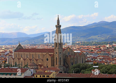 Vue panoramique de l'église de Sainte Croix à Florence appelé Chiesa di Santa Croce en langue italienne et toits plus Banque D'Images