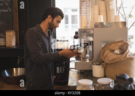 À l'aide de Barista portafilter durant la préparation du café Banque D'Images