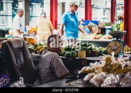 Homme africain vendant des fruits sur le marché, Victoria, Seychelles Banque D'Images