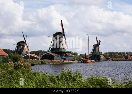 Zaanse Schans. Ville historique dans le Nord de la Hollande avec musée en plein air. Les moulins à vent, de travail Banque D'Images
