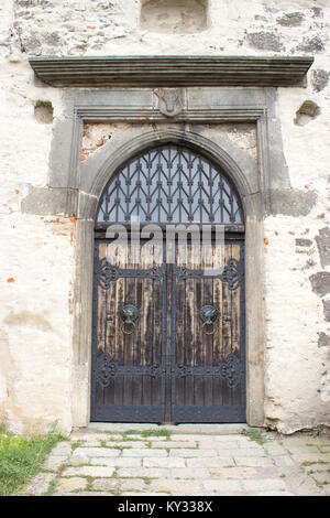 Porte en bois à l'entrée du château avec les heurtoirs et forgeage. Banque D'Images