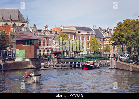 Haarlem, Pays-Bas.Le Pont de lait, Melkbrug. Pont tournant en fonte sur la rivière Spaarne. Banque D'Images