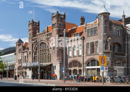 La gare de Haarlem, aux Pays-Bas. Construit dans un style Art Nouveau. Banque D'Images