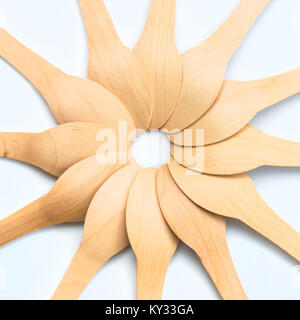 Cuillère en bois composition ronde sur fond blanc Banque D'Images