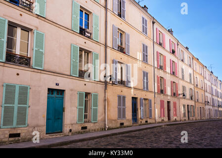 Rue pavée pittoresque dans Paris, France Banque D'Images