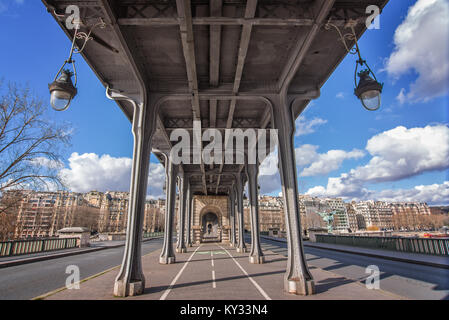 Pont Bir Hakeim à Paris, France Banque D'Images