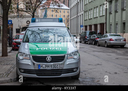 MUNICH, ALLEMAGNE - le 18 décembre 2017 : Volkswagen à partir de la police d'État de Bavière (polizei) prises à Munich. La Police d'État de Bavière est en charge de la Banque D'Images