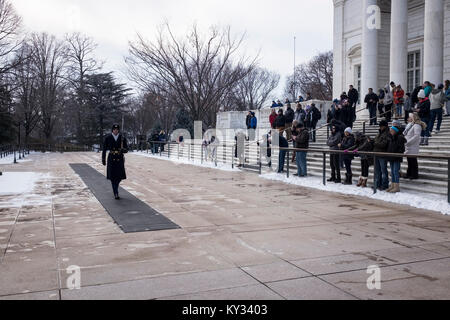 Les visiteurs de la garde d'honneur sur la Tombe du soldat inconnu au cimetière national d'Arlington en Virginie, USA Banque D'Images