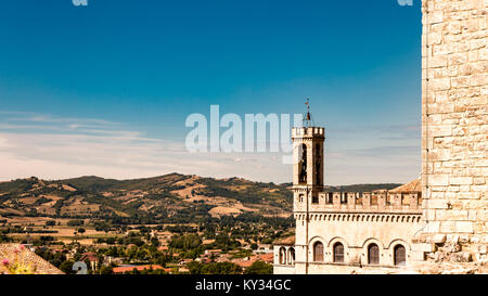 Gubbio (Italie) : Vue sur le palais ducal et la vue de la campagne italienne Banque D'Images