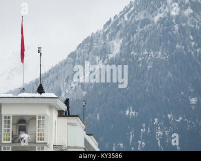 La police fédérale suisse sont des tireurs d'garder les rues de Davos depuis le toit du grand hôtel Belvédère à Davos, en Suisse, pendant le Forum économique mondial (FEM) le 25 janvier 2013. Chaque année, des mesures de sécurité à prendre pour le WEF tourner la petite Suisse village alpin de Davos en une forteresse. Banque D'Images