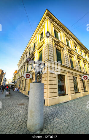 Timisoara, Roumanie - statue en bronze d'art moderne au coin de la rue au centre-ville Banque D'Images