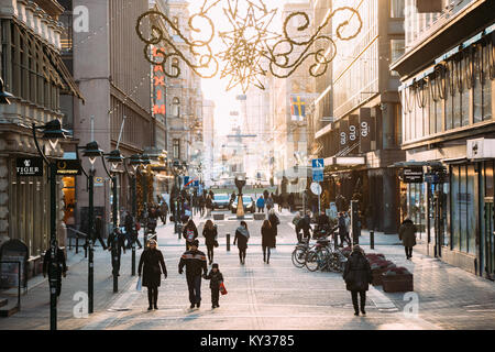 Helsinki, Finlande - le 10 décembre 2016 : Les gens de marcher sur la rue Kluuvikatu Journée ensoleillée en hiver. Street Décorées pour Noël et Nouvel An Vacances Banque D'Images