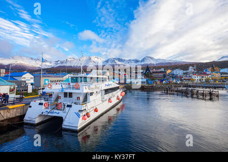 USHUAIA, ARGENTINE - 15 avril 2016 : Catamaran bateaux dans le port d'Ushuaia harbor. Ushuaia est la capitale de la province de Terre de Feu en Argentine. Banque D'Images