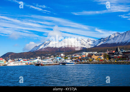 USHUAIA, ARGENTINE - 15 avril 2016 : Catamaran bateaux dans le port d'Ushuaia harbor. Ushuaia est la capitale de la province de Terre de Feu en Argentine. Banque D'Images