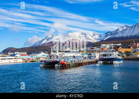 USHUAIA, ARGENTINE - 15 avril 2016 : Catamaran bateaux dans le port d'Ushuaia harbor. Ushuaia est la capitale de la province de Terre de Feu en Argentine. Banque D'Images