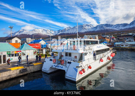 USHUAIA, ARGENTINE - 15 avril 2016 : Catamaran bateau dans le port d'Ushuaia harbor. Ushuaia est la capitale de la province de Terre de Feu en Argentine. Banque D'Images