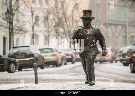 Tallinn, Estonie - 3 décembre 2016 : statue en bronze d'un ramoneur heureux chanceux avec quelques traces de Bronze derrière lui. Banque D'Images