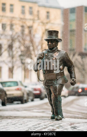 Tallinn, Estonie - 3 décembre 2016 : statue en bronze d'un ramoneur heureux chanceux avec quelques traces de Bronze derrière lui. Banque D'Images