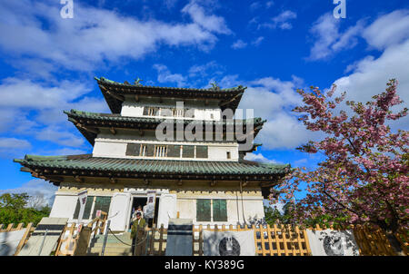 D'Aomori, JAPON - 16 mai 2017. Personnes visitent le château de Hirosaki à Aomori, Japon. Hirosaki fut la capitale du clan Tsugaru qui une fois dirigé sur une grande partie de Banque D'Images