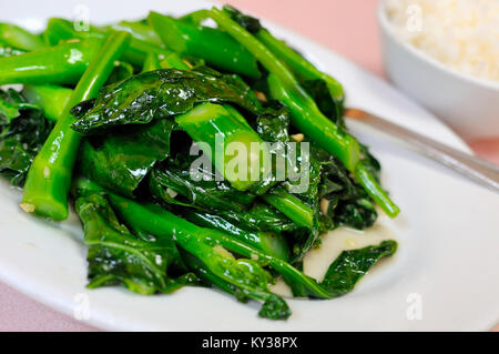 Simple mais sain de style chinois sauté de légumes verts. Banque D'Images