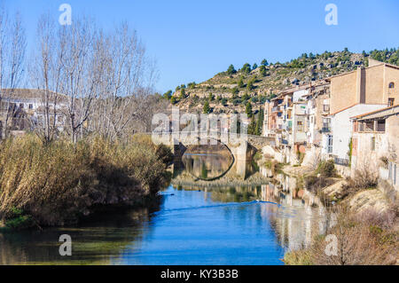 Vue de la rivière à Valderrobres, Aragon, Espagne Banque D'Images