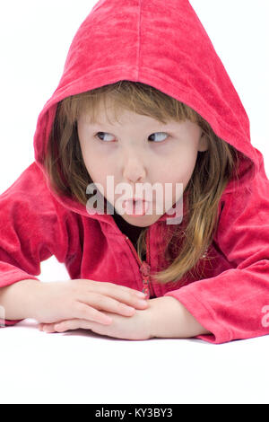 Little girl Making funny face montrant langue isolated on white Banque D'Images