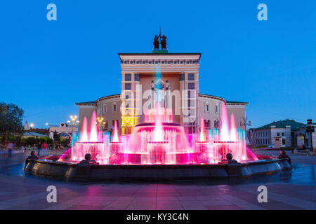 ULAN-Ude, Russie - le 14 juillet 2016 : langue bouriate State Academic Opera and Ballet Theatre et Dom Radio (Radio House) dans Ulan-Ude, la République de Bouriatie, Ru Banque D'Images