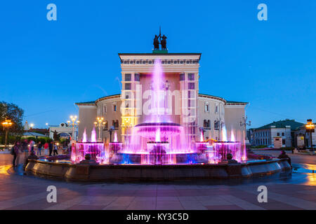 ULAN-Ude, Russie - le 14 juillet 2016 : langue bouriate State Academic Opera and Ballet Theatre et Dom Radio (Radio House) dans Ulan-Ude, la République de Bouriatie, Ru Banque D'Images