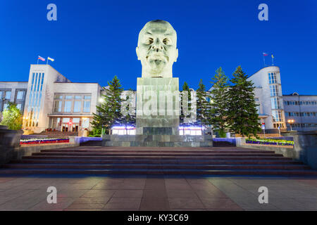 ULAN-Ude, Russie - le 14 juillet 2016 : Le plus grand monument de la tête du leader soviétique Vladimir Lénine jamais construit situé dans la région de Saratov. Oulan-oudé est la capitale ci Banque D'Images