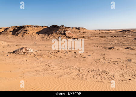 Paysage désertique dans le Gouverneur d'Al Wusta, Oman, avec des formations géologiques frappantes qui mettent en valeur les caractéristiques accidentées et rocheuses du moyen-Orient Banque D'Images