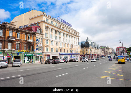 VLADIVOSTOK, Russie - le 17 juillet 2016 : Svetlanskaya est une rue du centre de la ville de Vladivostok, Primorsky Krai en Russie. Banque D'Images