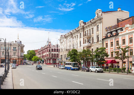 VLADIVOSTOK, Russie - le 17 juillet 2016 : Svetlanskaya est une rue du centre de la ville de Vladivostok, Primorsky Krai en Russie. Banque D'Images