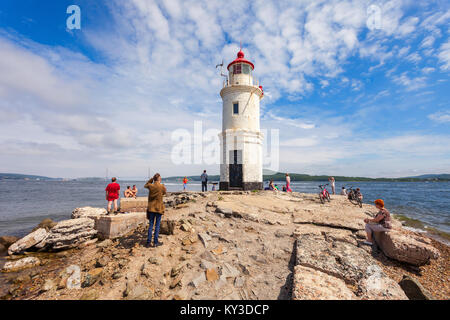 VLADIVOSTOK, Russie - le 17 juillet 2016 : Tokarevskiy Tokarevskaya Egersheld Phare sur Koshka cape à Vladivostok, Primorsky Krai en Russie. Banque D'Images