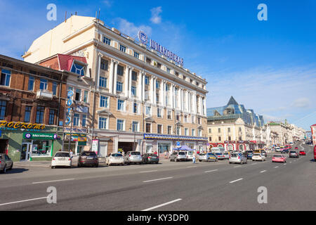 VLADIVOSTOK, Russie - le 17 juillet 2016 : Svetlanskaya est une rue du centre de la ville de Vladivostok, Primorsky Krai en Russie. Banque D'Images