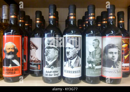 Des bouteilles de vin rouge avec des étiquettes représentant Adolf ...