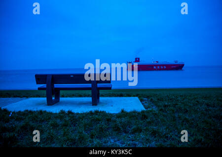 Navire Transporteur de l'automobile, la ligne 'K''autoroute de la mer Services (KESS), sur l'estuaire de Dollard, Ems, transporte les nouvelles voitures, ici à partir de l'usine VW de Banque D'Images