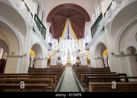 MINSK, BELARUS - Mai 06, 2016 : église des Saints Simon et Helena intérieur, également connu sous le nom de l'église rouge est une église catholique romaine sur l'indépendance Squ Banque D'Images