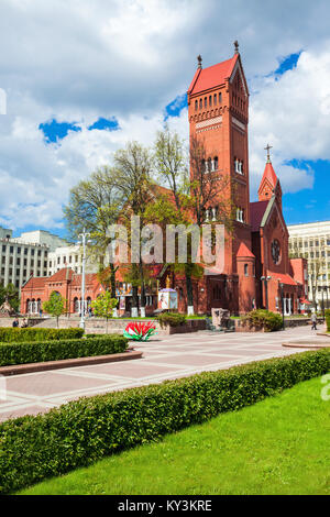 MINSK, BELARUS - Mai 06, 2016 : église des Saints Simon et Helena aussi connu sous le nom de l'église rouge est une église catholique romaine sur la place de l'indépendance en min Banque D'Images