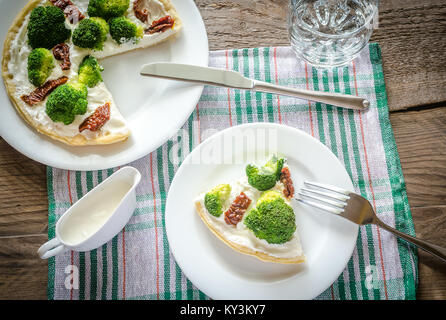 Quiche au brocoli et tomates séchées au soleil Banque D'Images