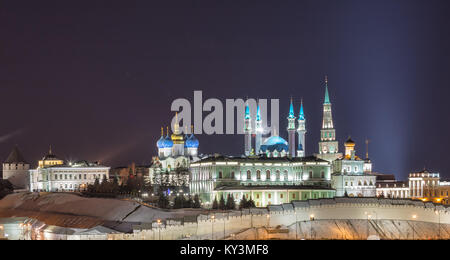Vue sur le Kremlin éclairé dans la soirée d'hiver, Kazan, Russie Banque D'Images