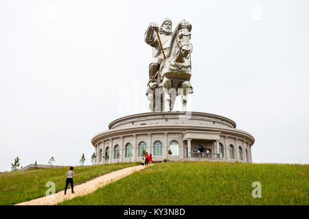 Oulan-bator, MONGOLIE - Juillet 13, 2016 : la Genghis Khan Statue équestre se trouve à 40 mètres de haut statue de Gengis Khan à cheval à Tsonjin Boldog nea Banque D'Images