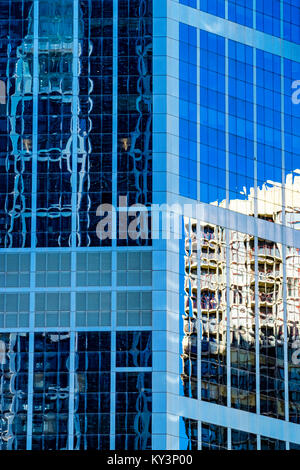 Concept d'architecture moderne, gratte-ciel reflets dans un bâtiment. Résumé Les tours d'édifices reflétant en façade en verre bleu. Banque D'Images